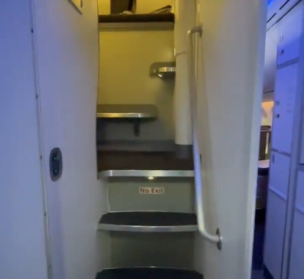 Мужчина открыл секретное местечко стюардесс: он показал, где они спят