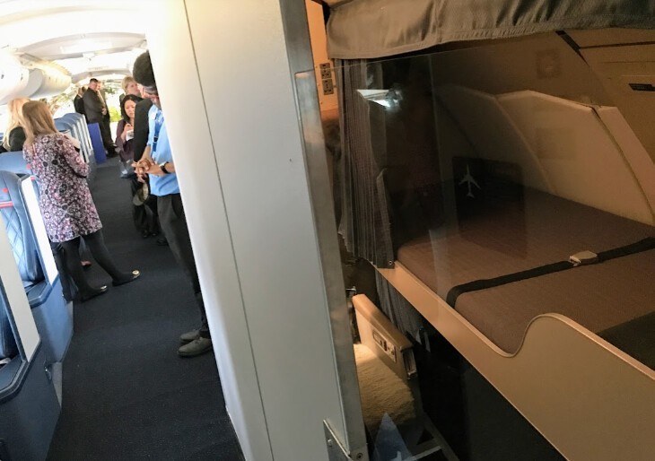 Мужчина открыл секретное местечко стюардесс: он показал, где они спят