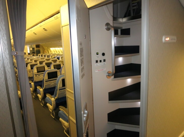 Так выглядит вход в "тайную комнату" в самолете Boeing 777