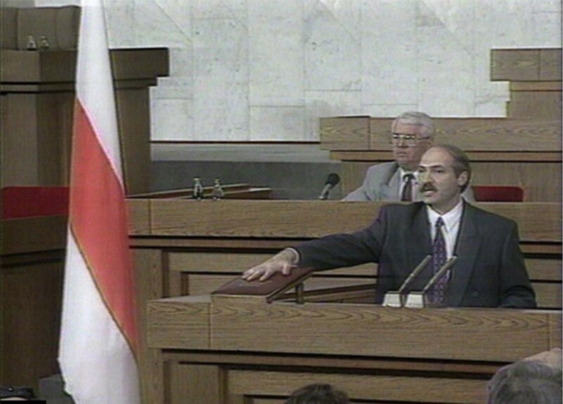Принятие первой президентской присяги под бело-красно-белым флагом, Беларусь, 20 июля 1994 года