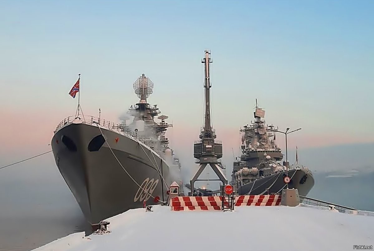 атомный ракетный крейсер "Петр Великий" и ракетный крейсер "Маршал Устинов"