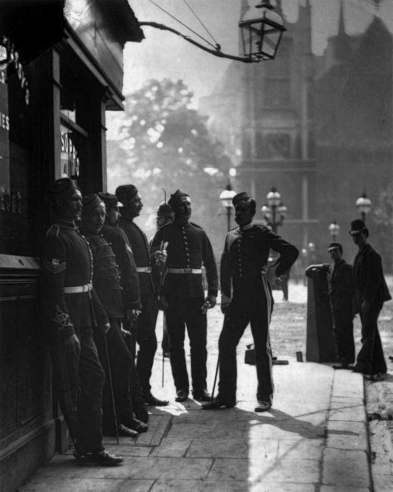 Уличная жизнь викторианского Лондона в редких исторических снимках 19 века