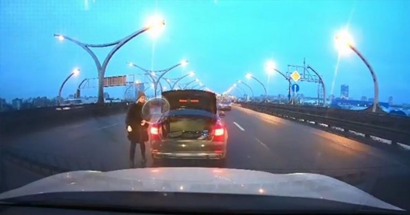 Вот чем опасна остановка на скоростной автомагистрали: блондинка на Audi чудом осталась жива