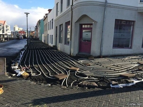 В Рейкьявике, Исландия строят тротуар с подогревом для того, чтобы зимой дожд...