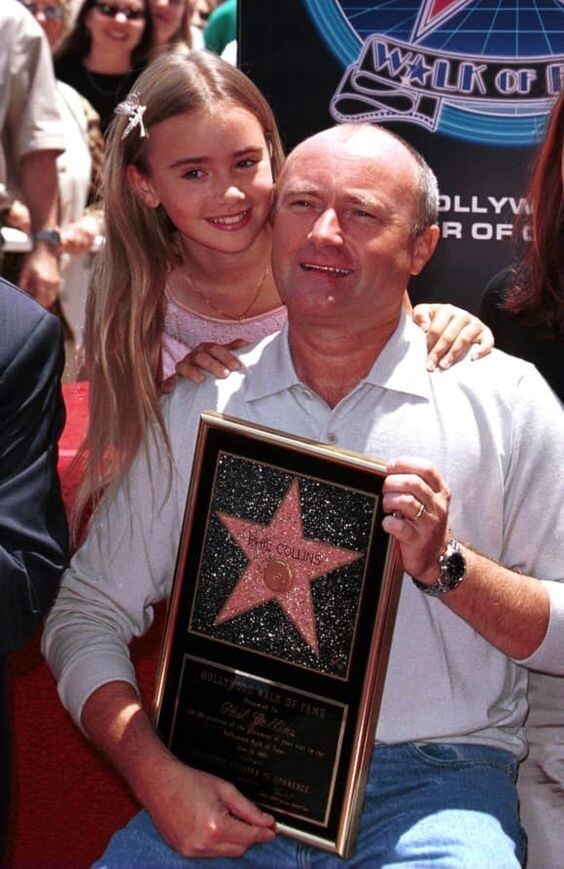 Лили в образе очаровательного ребенка со своим отцом на церемонии его голливудской Аллеи славы Предоставлено: Getty Images.