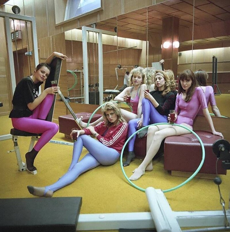 Девушки после занятий аэробикой. Москва, 1990 год