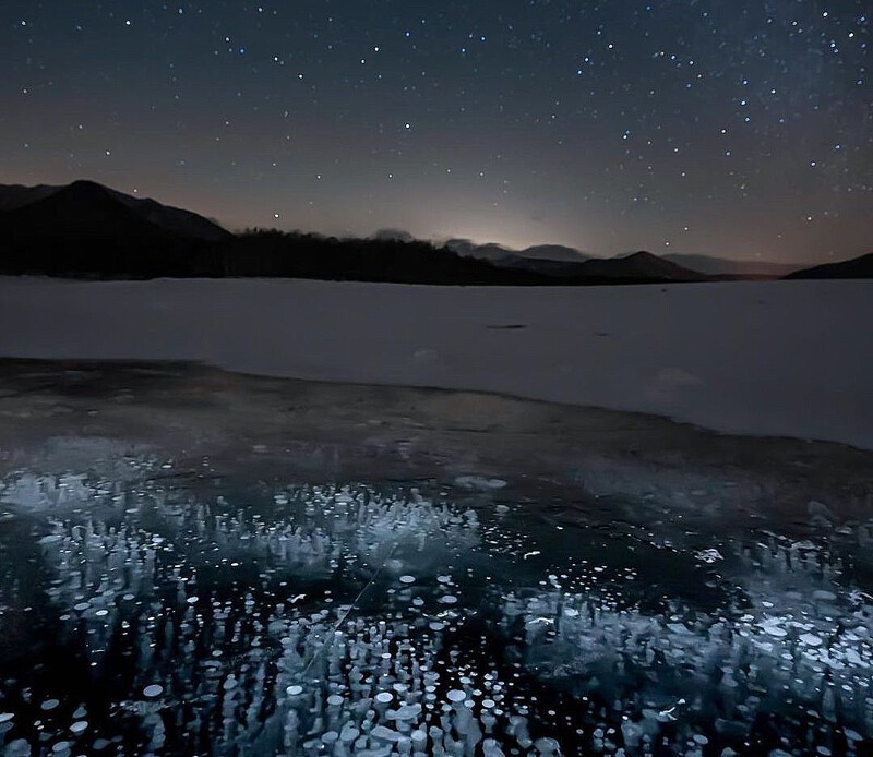 Фантастическое явление: ледяные пузыри на озере Нукабира