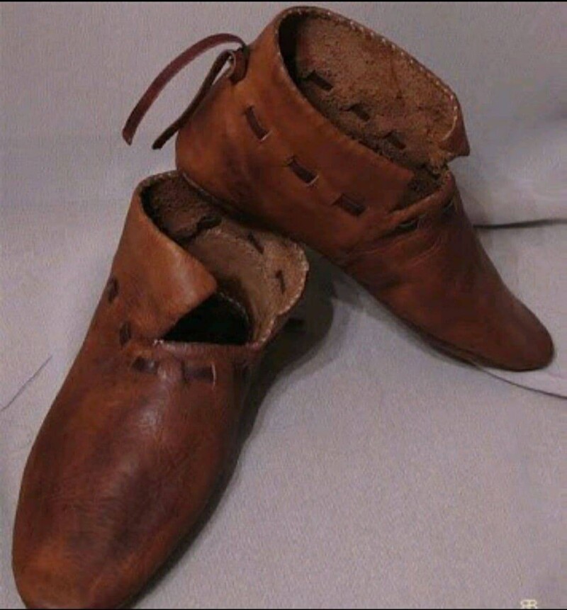 Женская обувь XII века.