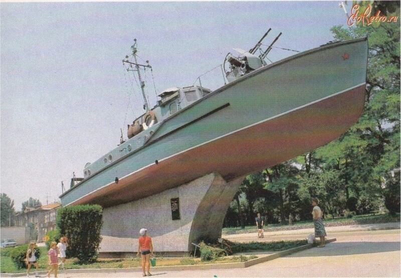 «В этом районе города 5 января 1942 г. была высажена основная группа Евпаторийского морского десанта». В 1986 году камень был заменен на катерный тральщик проекта Т361. 