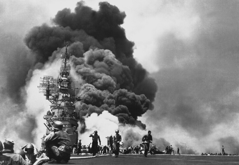 18. Военный корабль США "Банкер Хилл" после атаки двух камикадзе, 1945 г.
