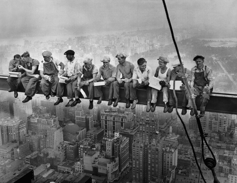 27. Обед на вершине небоскреба", 1932 год