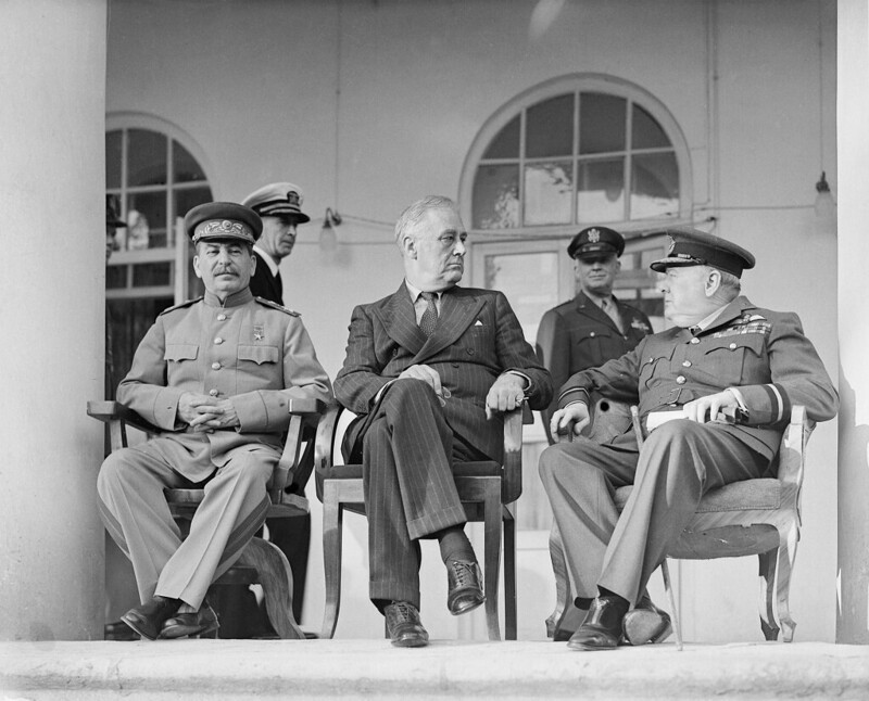 10. Иосиф Сталин, Франклин Д. Рузвельт и Уинстон Черчилль на Тегеранской конференции, 1943 г.