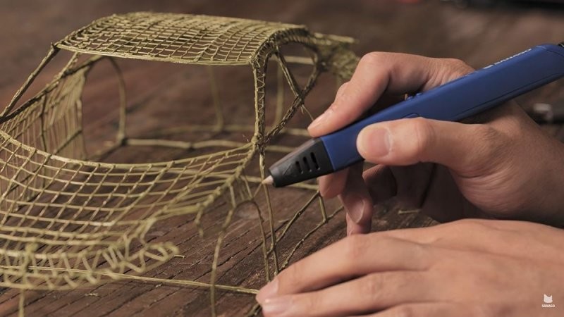 Посмотрите, как этот художник создает модель Porsche Taycan с помощью 3D-ручки