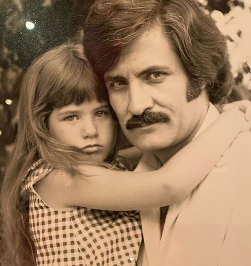  Дженнифер Энистон с отцом, 1970-е