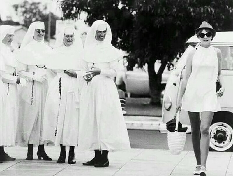 Монахини претворяют в жизнь заповедь "Не судите, да не судимы будете" с улыбкой глядя на красивую девушку, идущую мимо 1968 год.