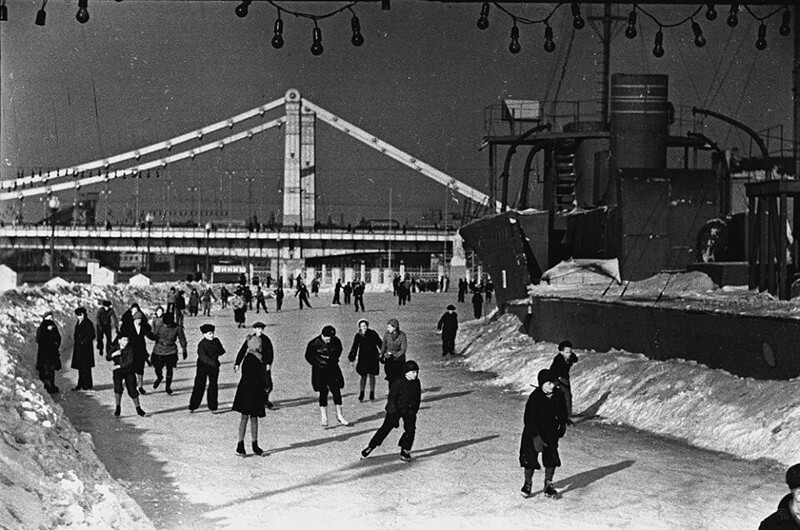 Каток в Парке Горького. РСФСР, Москва, декабрь 1938 года