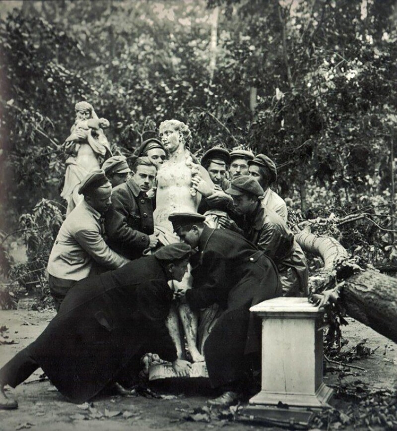 Установка статуй в Летнем саду, пострадавших во время наводнения. Санкт-Петербург, 1924 г.