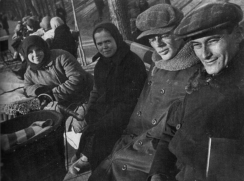 Илья Ильф и Евгений Петров сидят на лавочке с молодыми мамами на Гоголевском бульваре, 1932 года, Москва