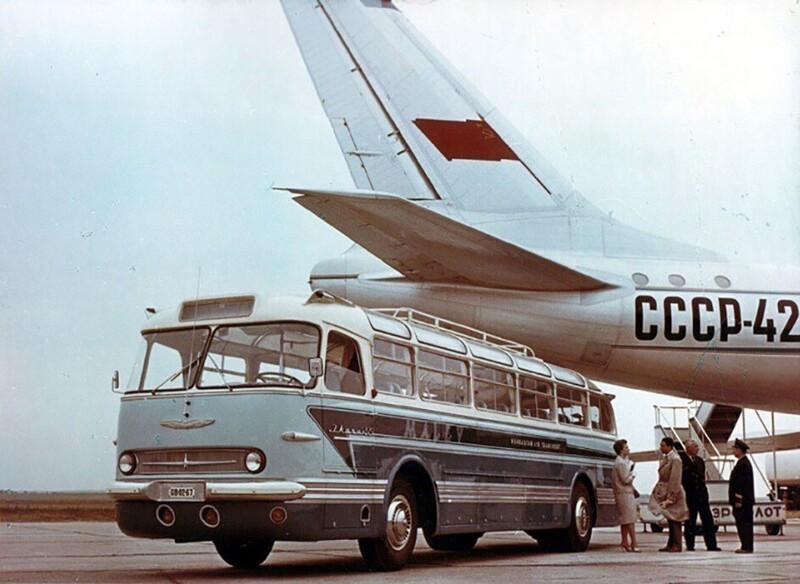 Хвост Ту-104 и автобус Ikarus 55 - венгерский красавец по прозвищу «Ракета», выпускавшийся с 1953 по 1972 годы и поставлявшийся во многие соцстраны