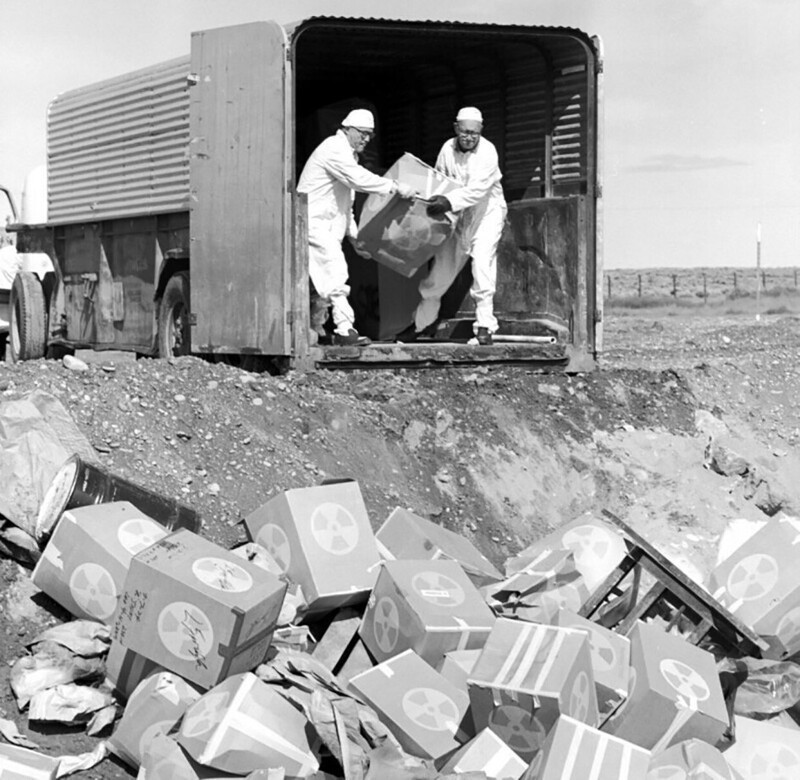 Рабочие вывозят радиоактивные отходы в карьер. Хэнфорд, Вашингтон, 1974 год