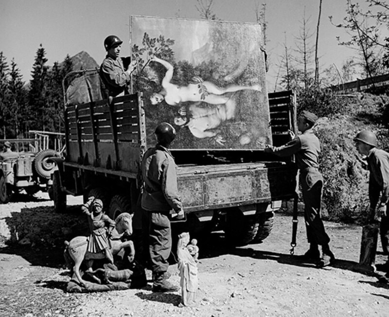 Американские военнослужащие вывозят картины и скульптуры, похищенные Германом Герингом и обнаруженные в пещере недалеко от Берхтесгадена. Май 1945 г