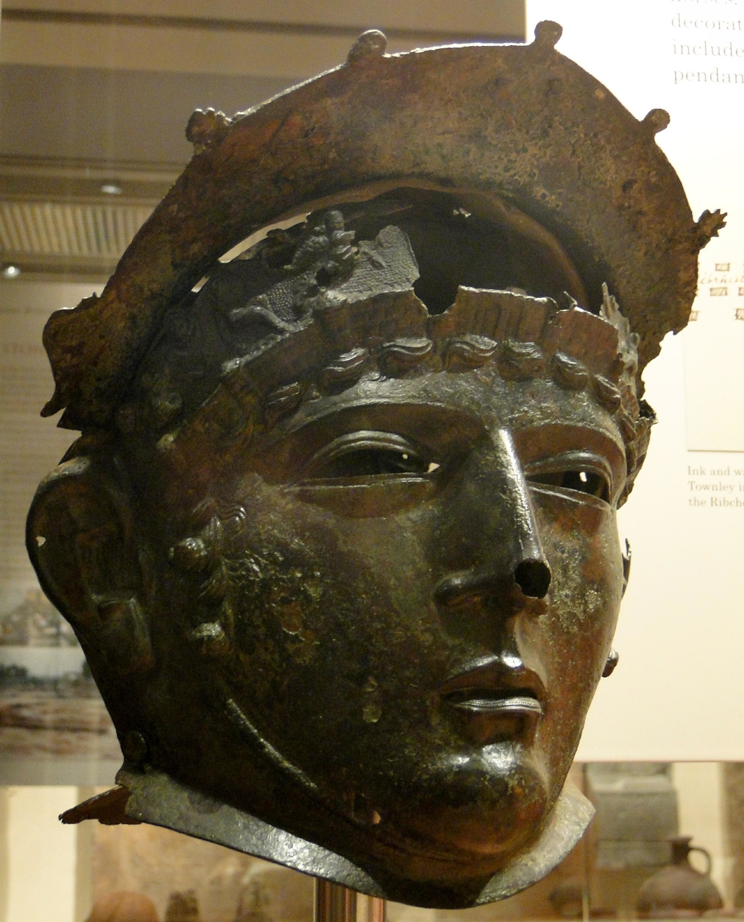 Шлем личина Рим. Древнеримский шлем Кросби Гаррет. Аттический шлем. Римский шлем с личиной.