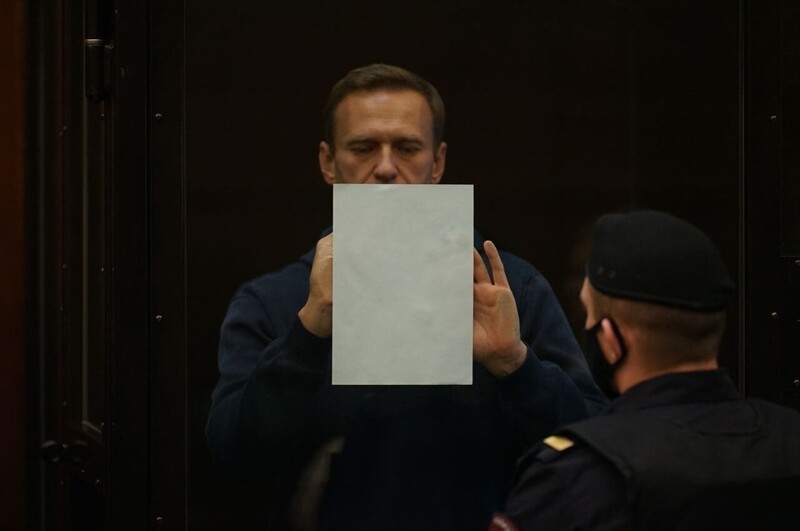 2. Алексей что-то писал на листочке в здании суда. Получился очень хороший шаблон для мемесов