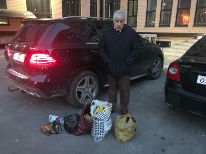 Голубой воришка: директора школы в Дагестане поймали на краже продуктов из столовой