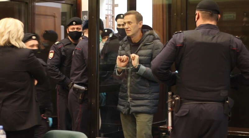 Навальный приговорён к реальному сроку — 3.5 года колонии общего режима