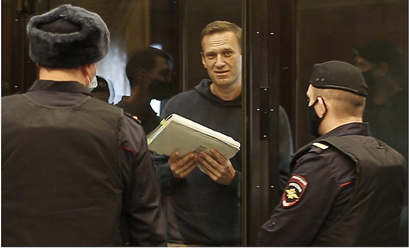 Суд определил Алексея Навального в колонию на 3,5 года