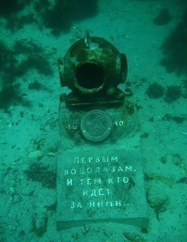 Памятник водолазам. Как и положено установлен на рабочем месте. Многие там остались навсегда