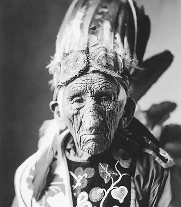 Самый старый индеец Джон Смит, жил сразу в трех веках! Родился в 18 веке, прожил весь 19 век и умер в 20 веке. Ему было 137 лет