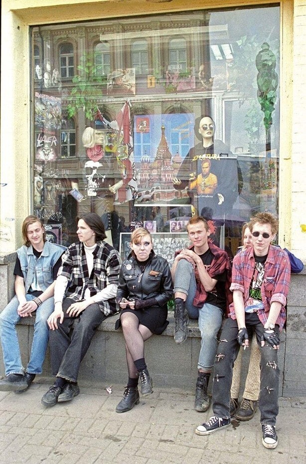 Тогда их называли "неформалы". Арбат, 1998 год