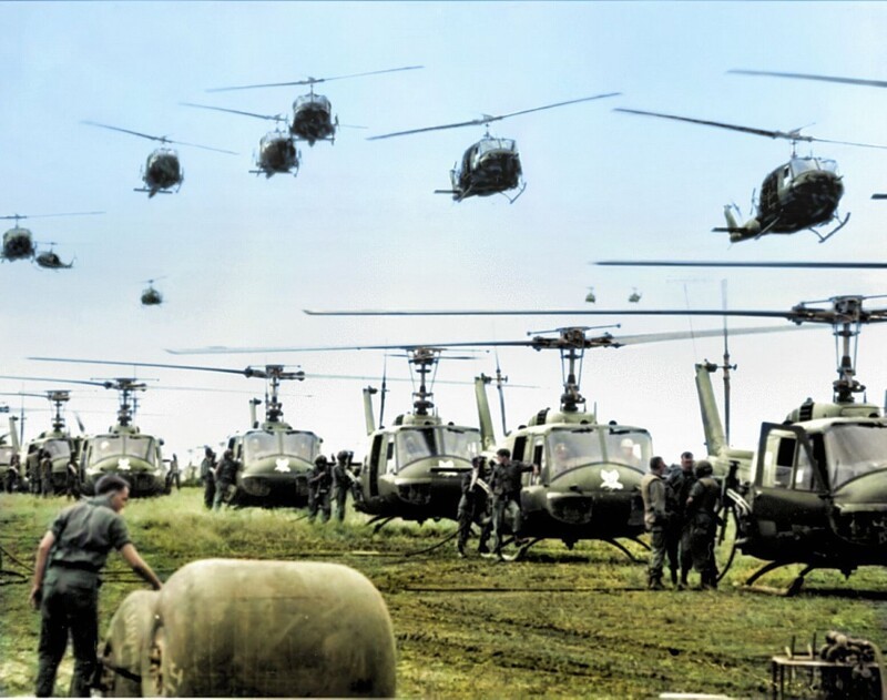 Вертолеты американской армии летят на военную базу в 80 км к северо–востоку от Сайгона, 1966 год