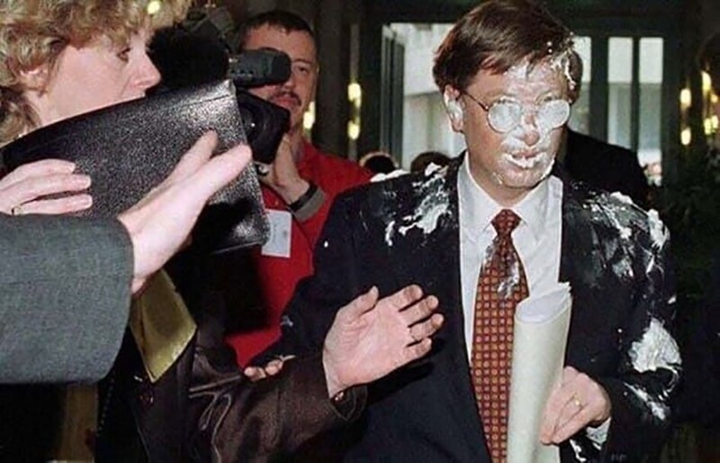 Билл Гейтс после броска в него тортом. Брюссель, Бельгия. 4 февраля 1998 год