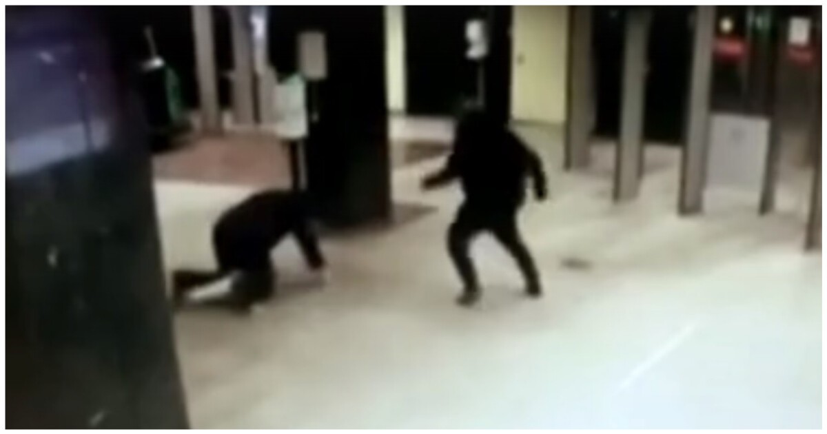 Нападение на сотрудников в щелково. Ударился стеклянную дверь. Нападение на полицию в Московском метро. Резко убегает.