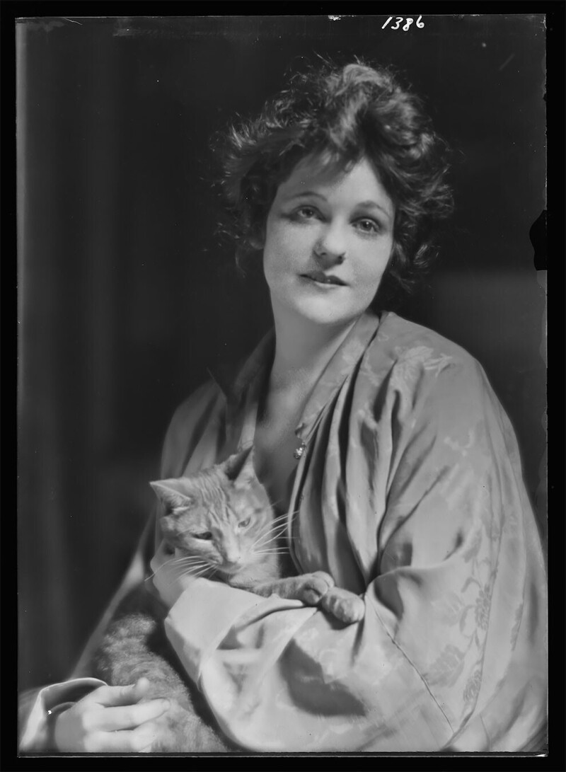 Женщины и кошки: коллекция портретов от Арнольда Генте