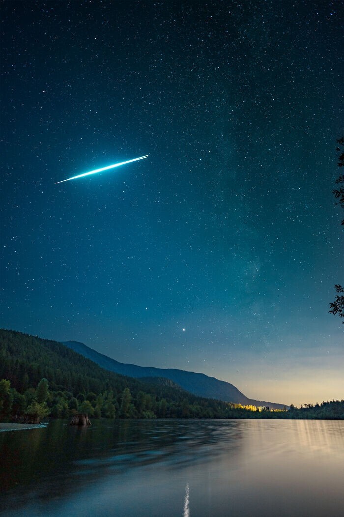 "Заснял взрыв метеорита на озере в Вашингтоне. Если приглядеться, можно увидеть, как он разделяется"