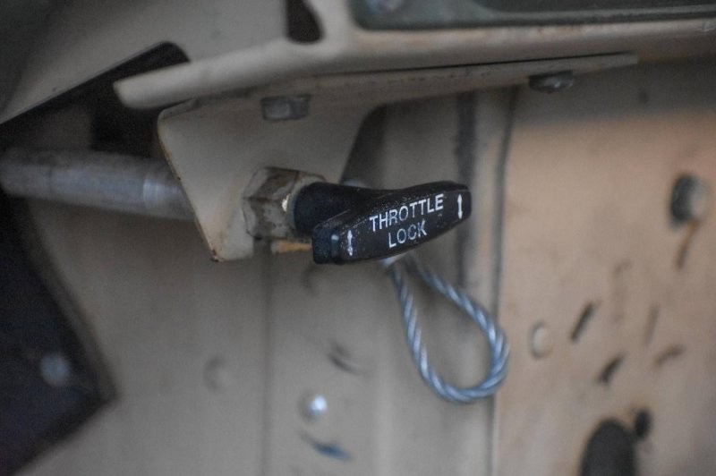 Бывший военный пикап Humvee, предназначенный для использования на дорогах, выставили на продажу