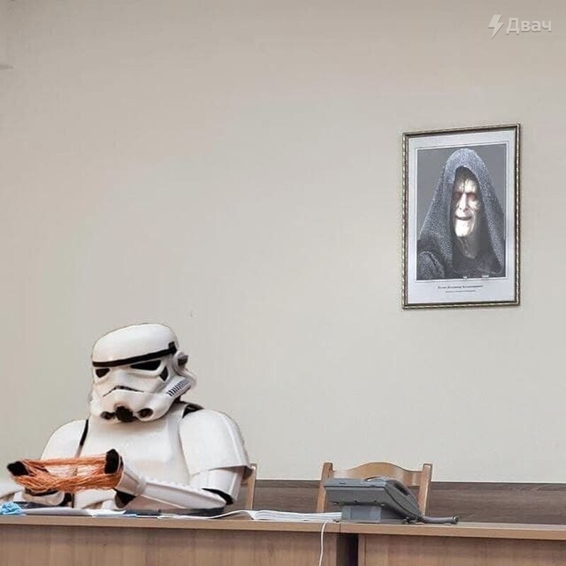 Фото силовика, сидящего на фоне портрета Путина, стало темой для мемов и фотожаб