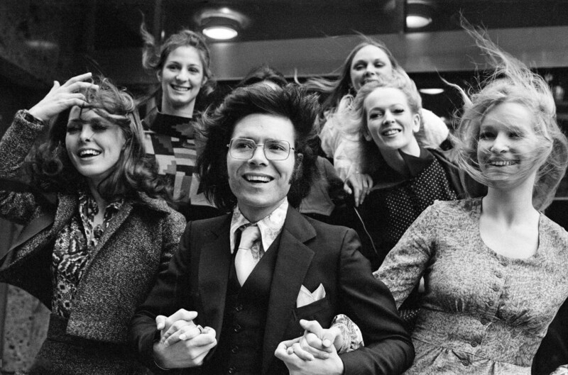 12 февраля 1971 года. Клифф Ричард с девушками из танцевальной группы Pans People. Фото Peter Stone.
