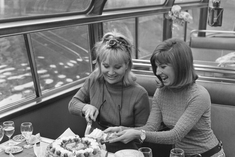 13 февраля 1971 года. По каналам Амстердама на круизном катере. Американская актриса Сьюзан Оливер в компании голландской актрисы и певицы Виллеке Альберти отмечает свой День Рождения.
