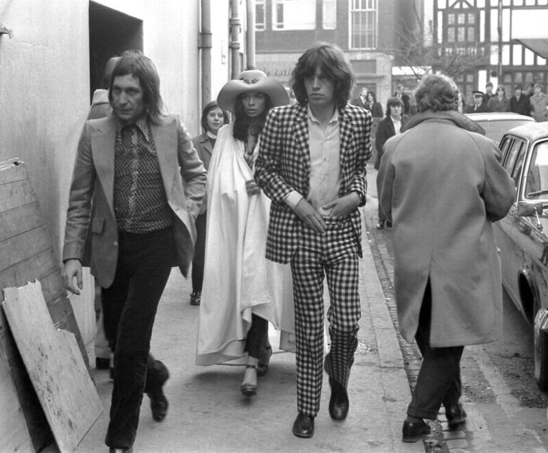 15 февраля 1971 года. Великобритания, Ковентри. Чарли Уоттс, Мик Джаггер и Бьянка Де Масиас у «Театра Ковентри», где должен состоятся концерт Rolling Stones.