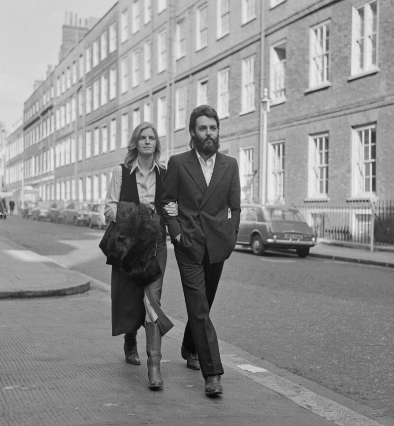 19 февраля 1971 года. Пол Маккартни с женой Линдой у здания Королевского суда в Лондоне. Маккартни подал иск против своих бывших товарищей по группе с целью расторжения коммерческого партнерства «Битлз».