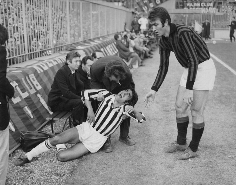 28 февраля 1971 года. Милан, стадион Сан-Сиро, матч «Милан» - «Ювентус». Нападающий "Ювентуса" Пьетро Анастаси (слева) получил травму после столкновения с защитником «Милана» Луиджи Мальдера (справа). Матч в итоге закончился со счетом 1: 1.