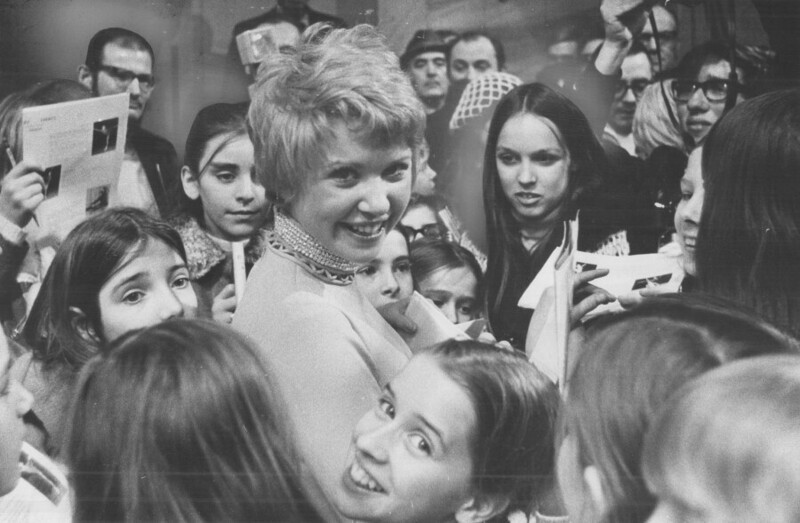 7 февраля 1971 года. Канадская фигуристка Карен Магнуссен раздает автографы. Фото Harold Barkley