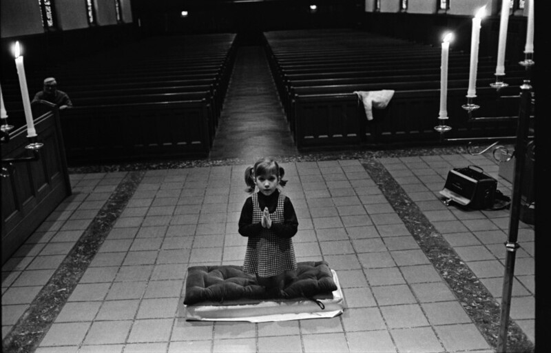 Февраль 1971 года. Анн Арбор, Мичиган. Кирстен Кнехт готовится ко Всемирному дню Молитвы. Фото Cecil Lockard.