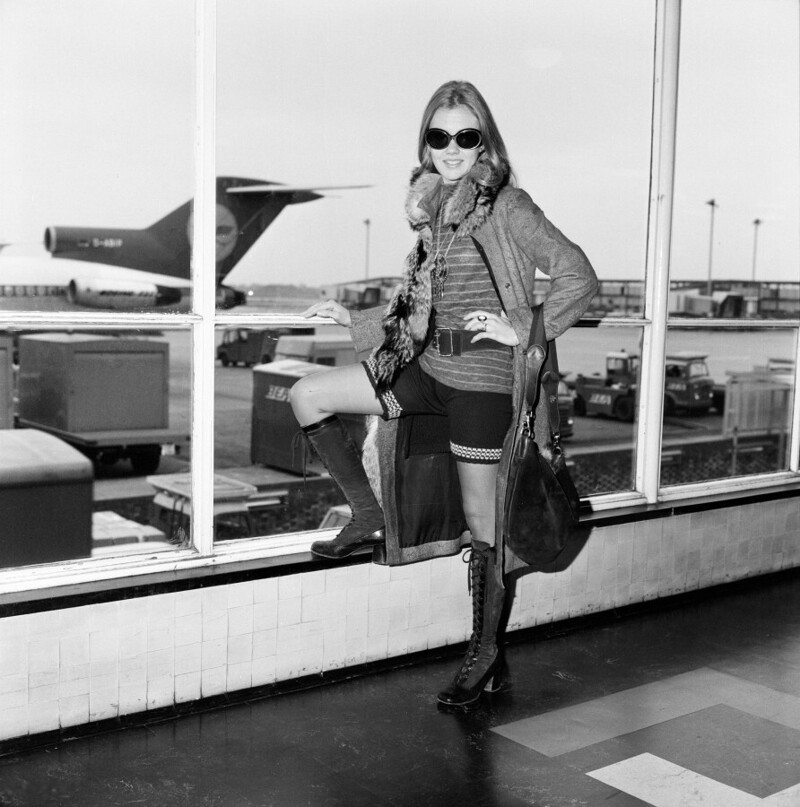 5 февраля 1971 года. Британская актриса Хэйли Миллс в аэропорту Хитроу. Она летит в Ниццу, чтобы посмотреть на свою виллу, которую ограбили. Фото Dennis Stone.