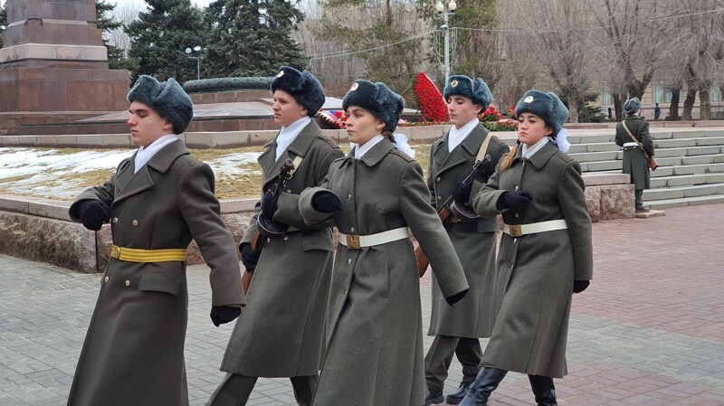 Пост номер 1 волгоград. Пост 1 у вечного огня Волгоград. Почётный караул у вечного огня в Волгограде. Волгоград аллея героев пост 1. Пост номер 1 Волгоград 2022.