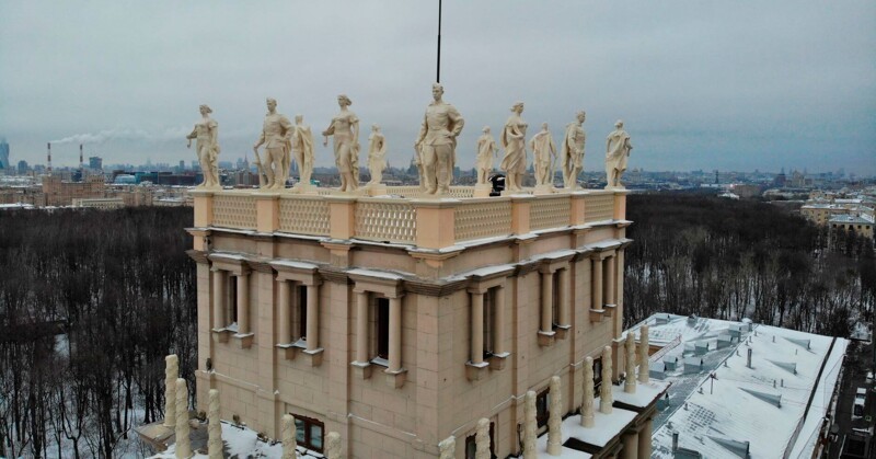 На площади Гагарина в Москве завершили реставрацию скульптур